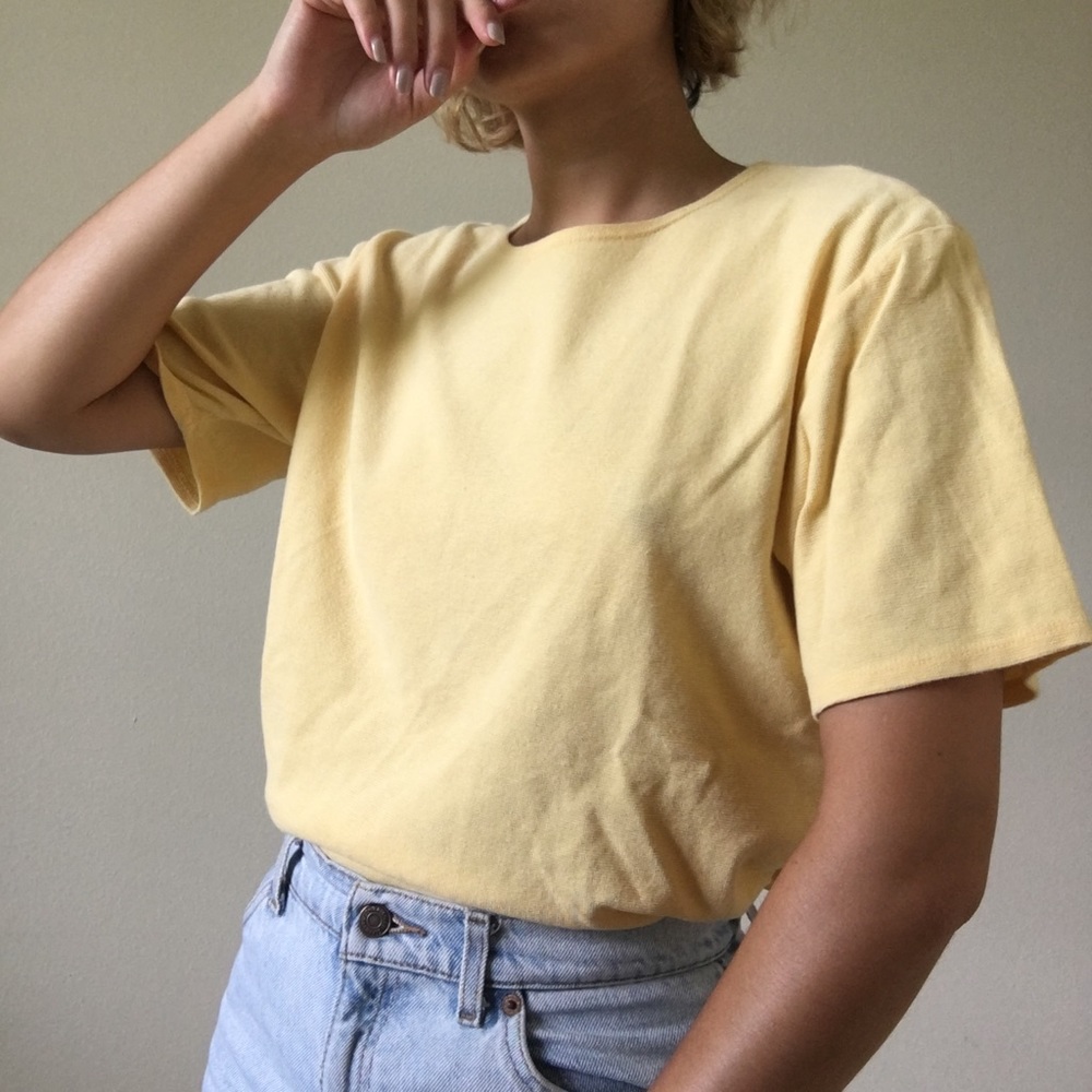 ❌SOLD❌ Vintage pale yellow blouse tee - Picture 2 of 4